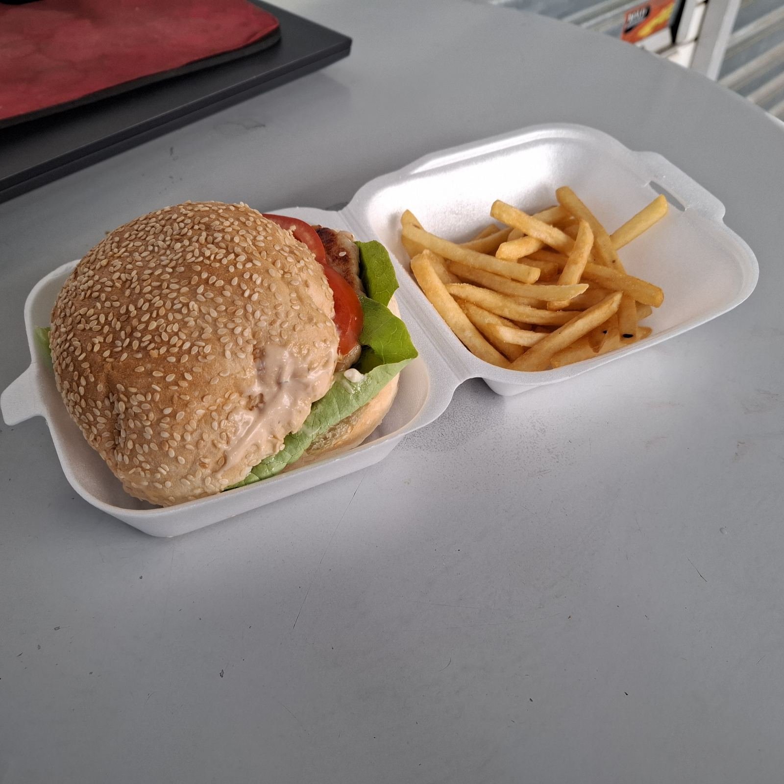 Akcija Čiken Burger+pomfrit 300 dinara